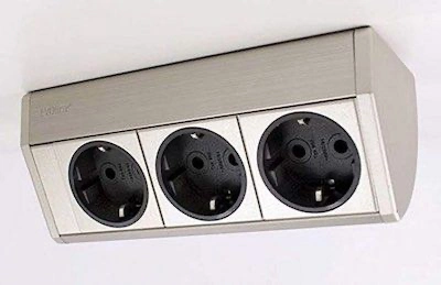 Regleta con tres enchufes Schuko instalada bajo un mueble alto de cocina