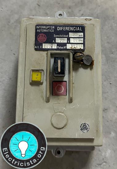 Interruptor automatico diferencial antiguo